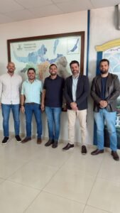 Foto com o presidente e membros do codem junto com os responsáveis da Prefeitura de Paracatu